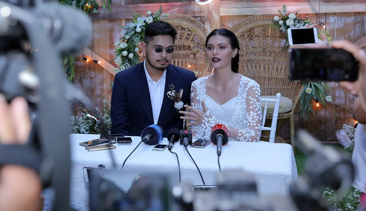 Perasaan tegang sempat diungkapkan Petra jelang memasuki Gereja. Hal yang sama juga dialami oleh istrinya, Firrina. Meski demikian, Petra mengaku senang. (Deki Prayoga/Bintang.com)