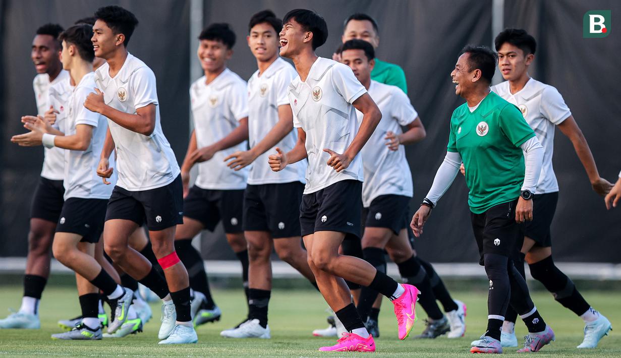 <p>Para pemain Timnas Indonesia U-17 melakukan joging saat menjalani official training di Lapangan Latihan A Gelora Bung Tomo, Surabaya, Minggu (12/11/2023) sore menjelang laga kedua Grup A Piala Dunia U-17 2023 menghadapi Panama yang akan berlangsung di Stadion Gelora Bung Tomo, Senin, 13 November 2023. (Bola.com/Bagaskara Lazuardi)</p>