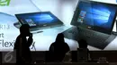 Pengunjung mengunjungi salah satu stand pada ajang pameran teknologi komputer dan gadget, Indocomtech di JCC, Jakarta, Rabu (28/10). Pameran yang dihadiri sekitar 300 perusahan teknologi informasi itu gelar hingga 1 November. (Liputan6.com/Angga Yuniar)