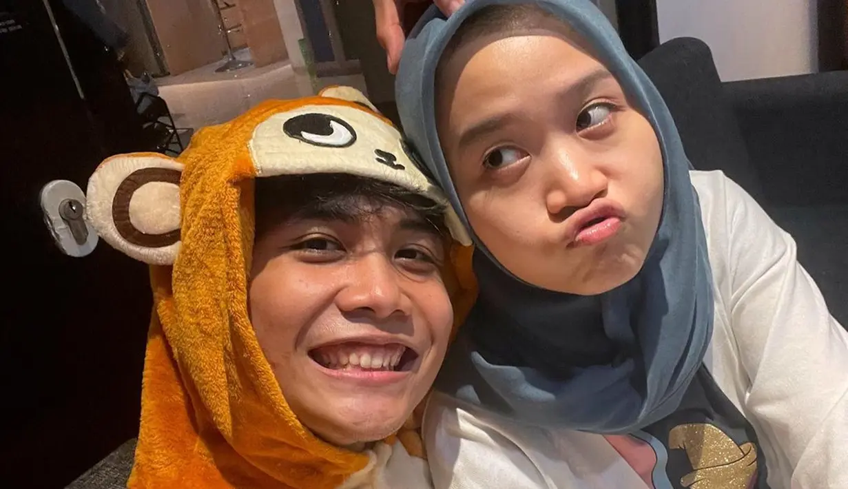 Pasangan yang menikah 24 Juli 2022 ini memang sama-sama miliki sisi humoris. Tak ayal, saat bertemu keduanya selalu seru dan berbagai pose foto lucu. Bintang yang pakai kostum binatang ini sukses membuat Alca tersenyum bahagia. (Liputan6.com/IG/alcaoctvn)
