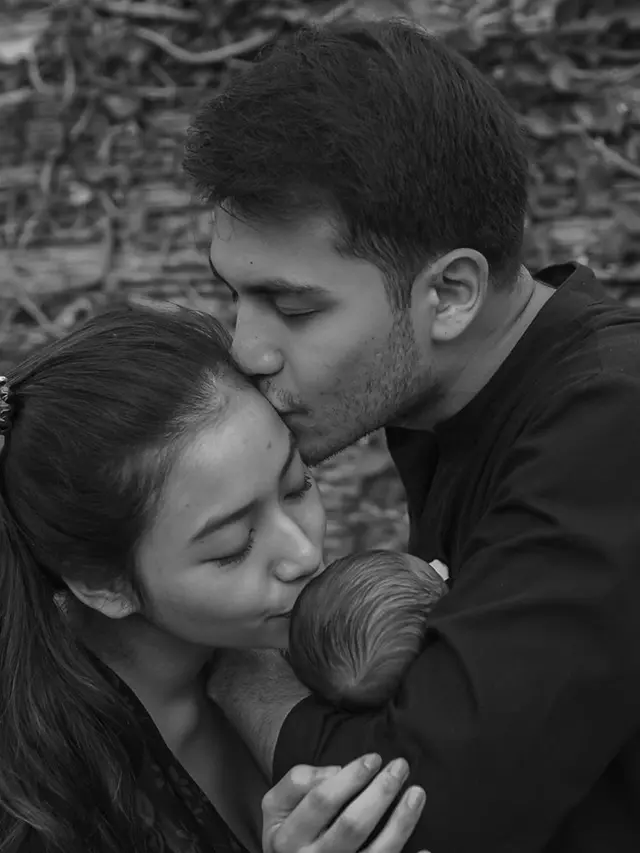 Resmi Jadi Orang Tua, Ini 6 Potret Rizky Alatas dan Adzana Momong Anak