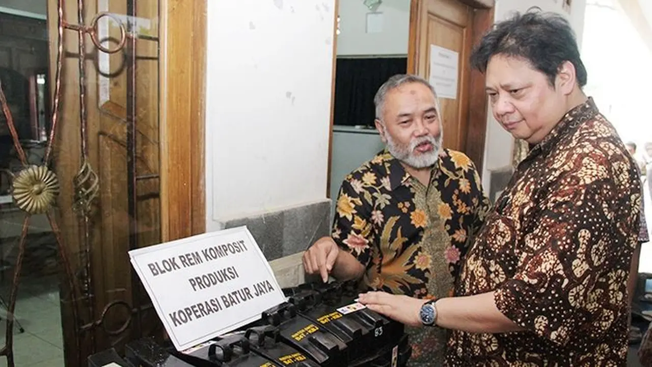 Menteri Perindustrian Airlangga Hartarto mendengarkan penjelasan dari Ketua Koperasi Batur Jaya Badrul Munir mengenai blok rem komposit ketika meninjau Koperasi Batur Jaya di Klaten. (Foto: Kemenperin)