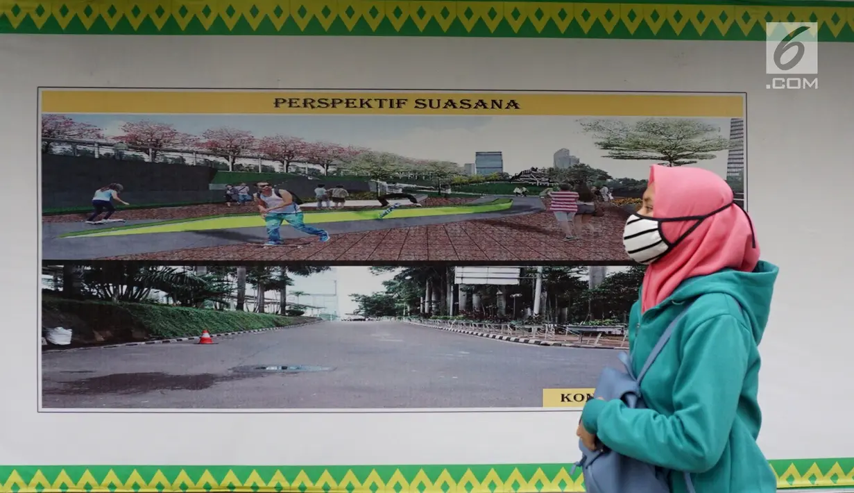 Seorang wanita melintasi lokasi pembangunan Spot Budaya di Dukuh Atas, Jakarta, Selasa (14/5/2019). Pembangunan Spot Budaya tersebut dilakukan guna menciptakan ruang ekspresi budaya di Ibu Kota. (Liputan6.com/Johan Tallo)