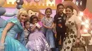 Rambut pirang dan mahkota dikepalanya, Ayu merasakan kepalanya gatal-gatal. Meski tidak betah, itu semua demi putrinya. "Gatal banget ini kepala sebenernya, tapi ya gimana," kata Ayu Ting Ting.‬ (Instagram/bilqis3rdbirthday)