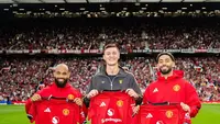 Bryan Mbeumo (kiri), Benjamin Sesko (tengah), dan Matheus Cunha (kanan), diperkenalkan oleh Manchester United ke publik Old Trafford jelang laga uji coba kontra Fiorentina, Sabtu (9/8/2025) malam WIB. (Bola.com/X/Fabrizio Romano)