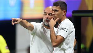 Pep Guardiola, Pelatih Kepala Manchester City, memberikan instruksi kepada Rodri #16 dalam pertandingan Grup G Piala Dunia Antarklub 2025 antara Manchester City FC dan Al Ain FC di Stadion Mercedes-Benz pada 22 Juni 2025 di Atlanta, Georgia. (Alex Grimm/Getty Images via AFP)