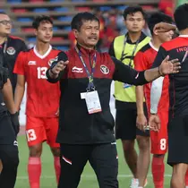 Selebrasi pelatih Indra Sjafri bersama para pemain Timnas Indonesia U-22 setelah berakhirnya laga semifinal cabor sepak bola SEA Games 2023 menghadapi Vietnam di Olympic National Stadium, Phnom Penh, Kamboja, Sabtu (13/5/2023). Timnas Indonesia menang 3-2 dan memastikan lolos ke partai final. (Bola.com/Abdul Aziz)
