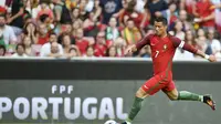 Bintang Real Madrid, Cristiano Ronaldo, saat sedang beraksi bersama timnas Portugal. (PATRICIA DE MELO MOREIRA / AFP)