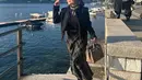 Berkunjung ke Lake Como Italia, Prilly tampil dengan padu padan tweed outfit serba hitam yang chic. [@prillylatuconsina96].