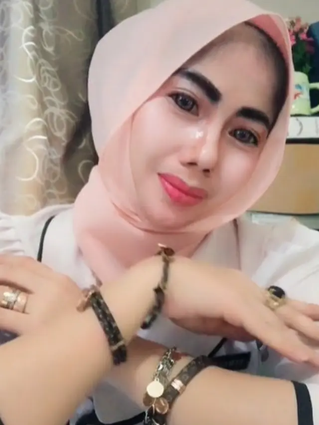 Viral Wanita PNS Bermakeup Tebal Bak Boneka, Ini 6 Potretnya yang Curi Perhatian