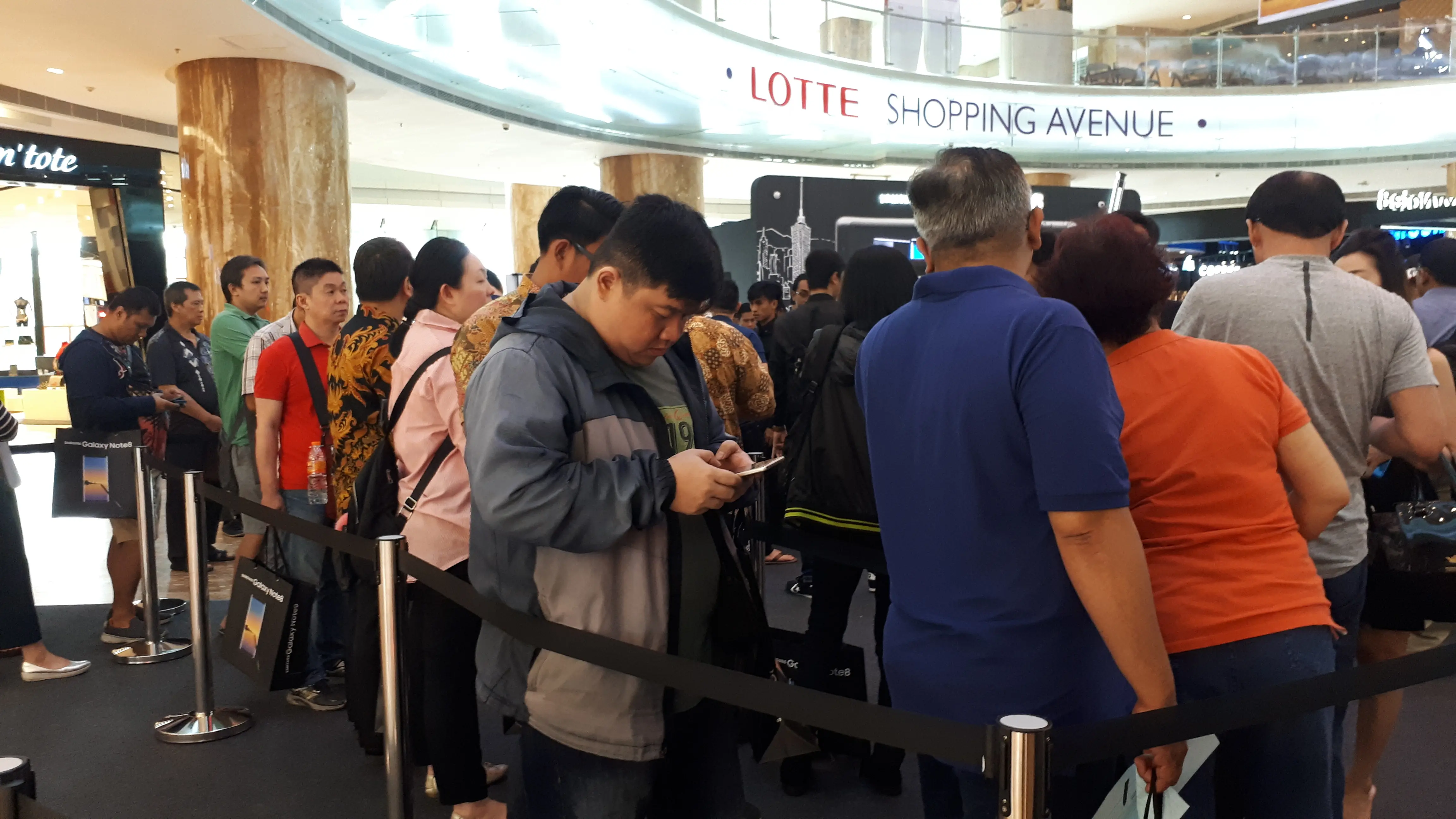 Penjualan perdana Samsung Galaxy Note 8 di Lotte Shopping Avenue, Jakarta, Jumat (29/9/2017). (Liputan6.com/Agustinus M Damar)