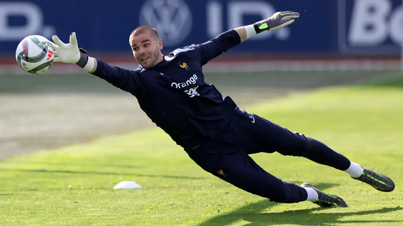Manchester United Bidik Kiper 23 Tahun Prancis Lucas Chevalier.