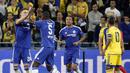 Pemain Chelsea, Garry Cahil (kiri) merayakan gol bersama rekannya pada laga lanjutan Liga Champion grup G di Stadion Sammy Ofer, Israel, Rabu (25/11/2015). dini hari WIB. (AFP Photo/Thomas Coex)