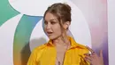 Model Gigi Hadid menghadiri gala Business of Fashion 500 (BOF 500) selama gelaran New York Fashion Week di One Hotel Brooklyn Bridge, 9 September 2018. Gigi Hadid tampil fresh dan ceria dengan jumpsuit warna kuning cerah. (Brent N. Clarke/Invision/AP)