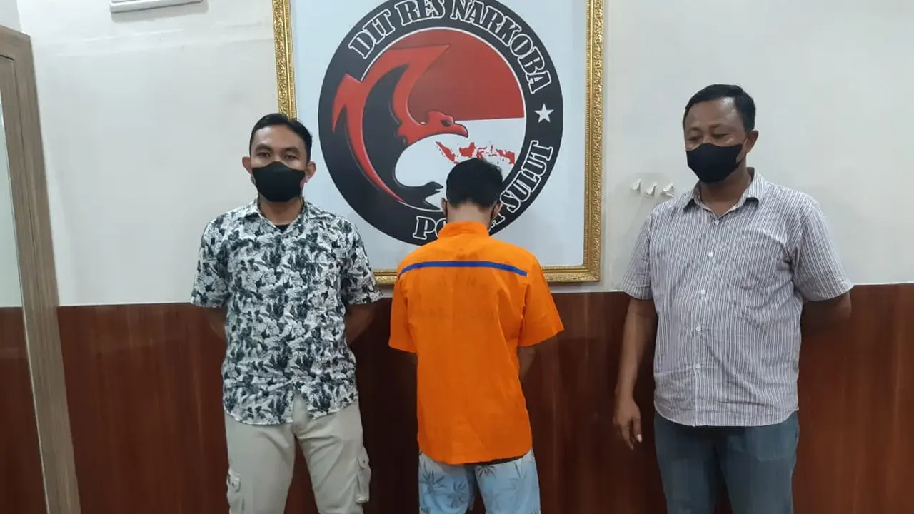 barang bukti sabu serta pelaku yang diamankan Polda Sulut.