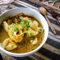 Resep lontong kikil khas lamongan./Copyright&nbsp;shutterstock.com/g/Agyw