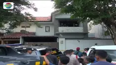 Kedua jenazah ditemukan dalam kondisi terbakar di lantai 2 rumah mereka. 