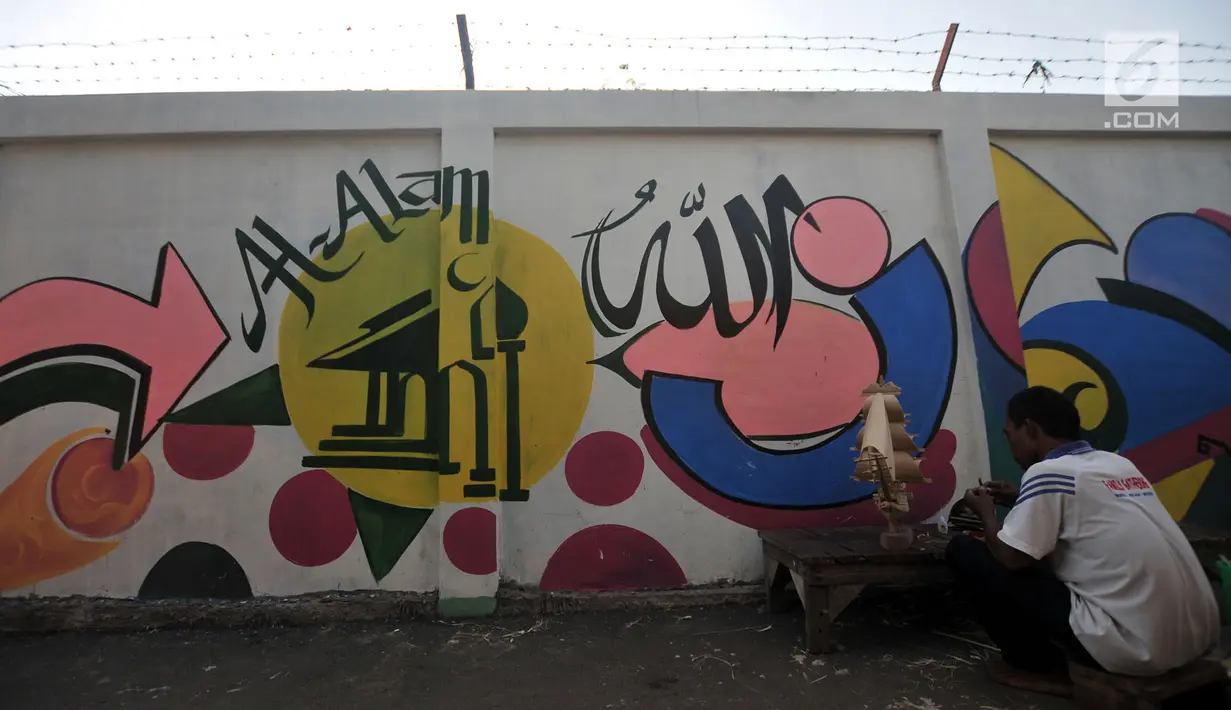 Aktivitas warga di dekat mural Betawi di Kampung Pitung, Marunda, Jakarta, Senin (2/7). Dibuatnya Mural ini bertujuan mempercantik kawasan Kampung Pitung yang sebelumnya terkesan kumuh sekaligus menarik minat wisatawan. (Merdeka.com/Iqbal S. Nugroho)