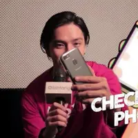 Mau tahu apa saja isi handphone Morgan Oey? Simak ya video challenge bintang.com