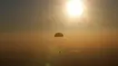 Kapsul pesawat luar angkasa Soyuz TMA-20M menggunakan parasut melakukan pendaratan di dekat Kota Zhezkazgan, Kazakhstan, (7/9). Selama 172 hari tiga astronaut ini berada di ISS. (Bill Ingalls/NASA/Reuters)