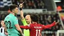 Nick Pope. Kiper Newcastle United, Nick Pope (kiri) mendapat kartu merah dari wasit Anthony Taylor saat menghadapi Liverpool pada laga pekan ke-24 Liga Inggris 2022/2023 di St James' Park, Newcastle (18/2/2023). Kartu merah diterima akibat menjangkau bola di luar kotak penalti saat berusaha meredam aksi Mohamed Salah pada menit ke-22. Ia diskors dalam dua laga, termasuk absen saat laga final Piala Liga kontra Manchester United (26/2/2023). (AFP/Oli Scarff)