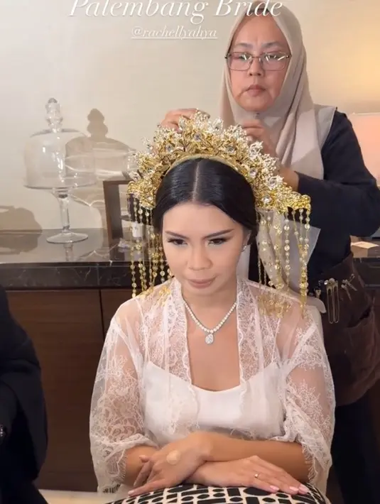 Saat resepsi pernikahan, Rachelly tampil dengan adat Palembang. Terlihat dari suntiang keemasan yang tidak terlalu besar di rambutnya. [@redberrywedding]