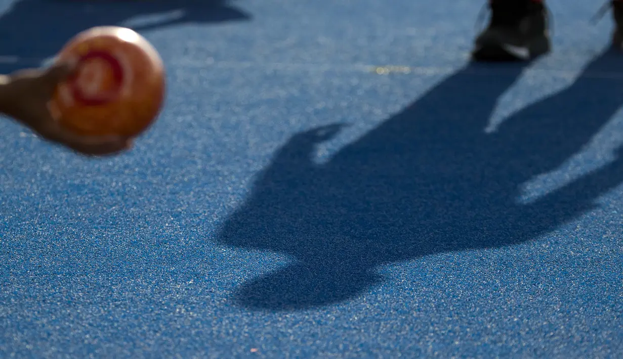 Kacung atlet Lawnball Indonesia bertanding di nomor B2 Open Single's pada Asian Para Games 2018 di Stadion Hockey, Gelora Bung Karno Jakarta, Senin (8/10/2018).  (Bola.com/Peksi Cahyo)