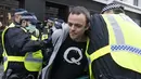 Seorang demonstran diamankan oleh para petugas polisi dalam aksi protes anti-lockdown di London, Inggris, 28 November 2020. Lebih dari 60 orang ditangkap saat bentrokan antara sejumlah demonstran anti-lockdown dan polisi terjadi di pusat kota London pada Sabtu (28/11). (Xinhua/Ray Tang)