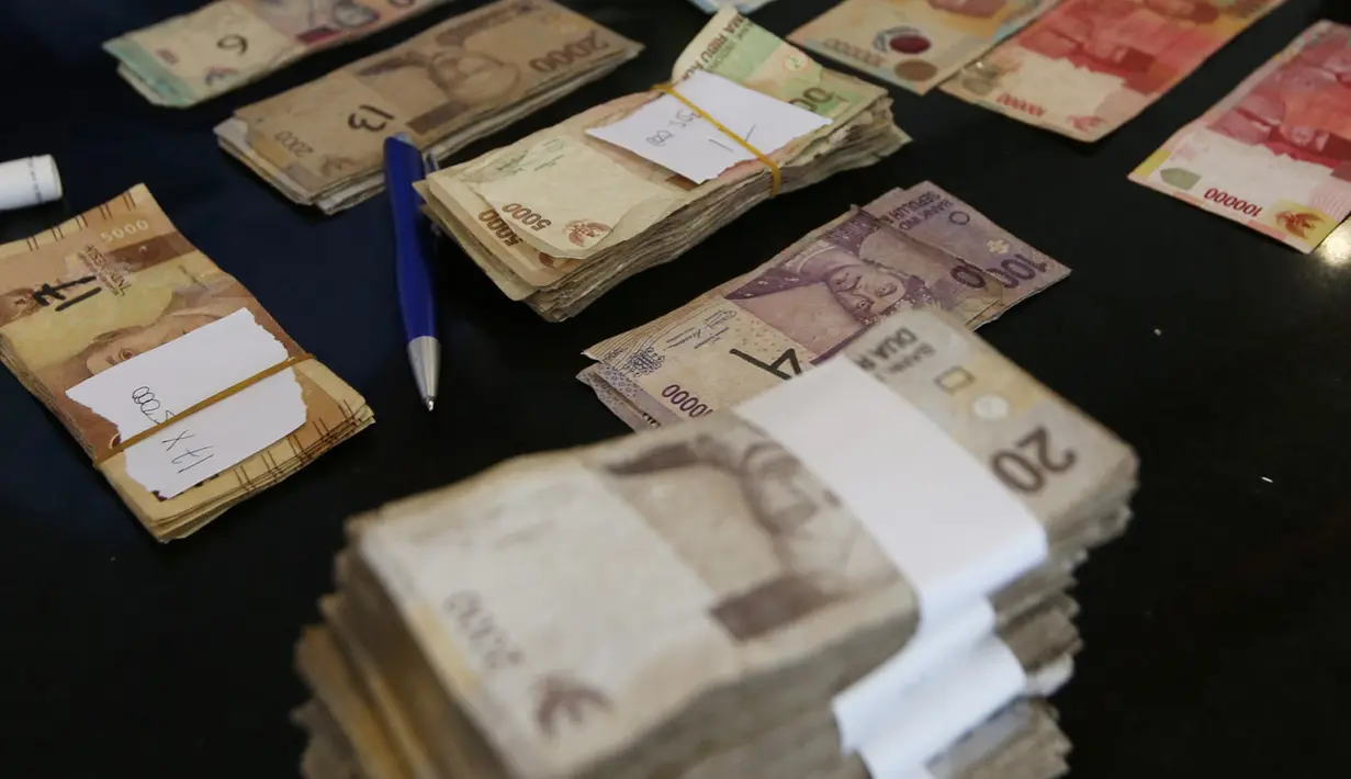 Tumpukan uang kertas rupiah rusak yang akan ditukarkan di Gedung Bank Indonessia, Jakarta (4/4). Adapun syarat penukaran uang rusak adalah minimal 2/3 bagian uang masih utuh dan masih ada nomor seri. (Merdeka.com/Arie Basuki)