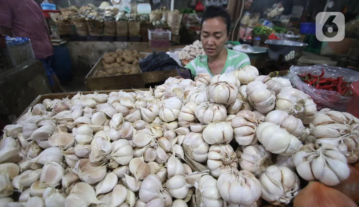 Pedagang menunggu pembeli di pasar Kebayoran Lama, Jakarta, Kamis (6/2/2020). Harga cabai dan bawang putih mengalami kenaikan hingga mencapai dua kali lipat akibat musim hujan. (Liputan6.com/Angga Yuniar)