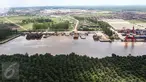 Suasana kapal tongkang saat bersandar di Pelabuhan PT. Indah Kiat Pulp and Paper,  Kabupaten Siak, Riau, (18/07). Kapal tongkang hanya bisa masuk dan bersandar dengan ketinggian maksimal 17 meter dari permukaan laut. (Liputan6.com/Fery Pradolo)