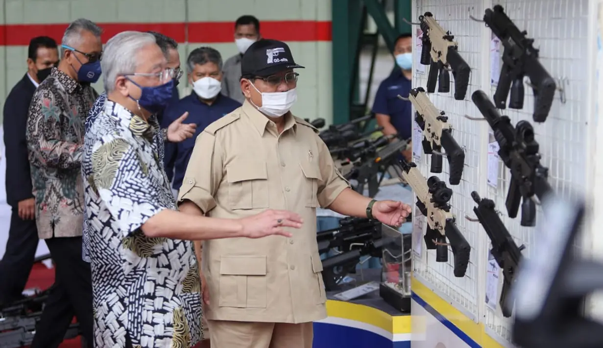 Menteri Pertahanan Prabowo Subianto (kanan) mendampingi Perdana Menteri Malaysia Dato' Sri Ismail Sabri Yaakob melihat-lihat senjata saat mengunjungi kantor pusat PT Pindad (Persero) di Bandung, Jawa Barat, Kamis (11/11/2021). (Foto: Tim Dokumentasi Menhan Prabowo)