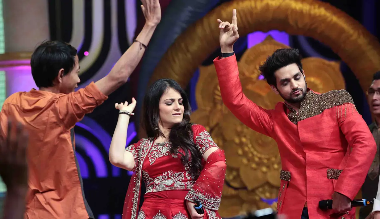 Rina, Gilang, Irfan dan Ramzi mengetes kepiawaian Shakti dan Radhika untuk menari di atas panggung. Tak jarang godaan pun kerap dilontarkan para host ketika bersama dua bintang Bollwood itu. (Deki Prayoga/Bintang.com)