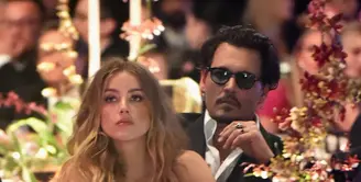 Kebahagiaan sedang tidak berpihak pada aktor Johnny Depp dan Amber Heard yang kini sudah sepakat menjadi mantan suami-istri. Kini, keduanya sudah resmi bercerai. (AFP/Bintang.com)