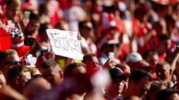 Para suporter Denmark juga tampak membentangkan poster bertuliskan dukungan untuk Eriksen. (AP/Martin Meissner, Pool)