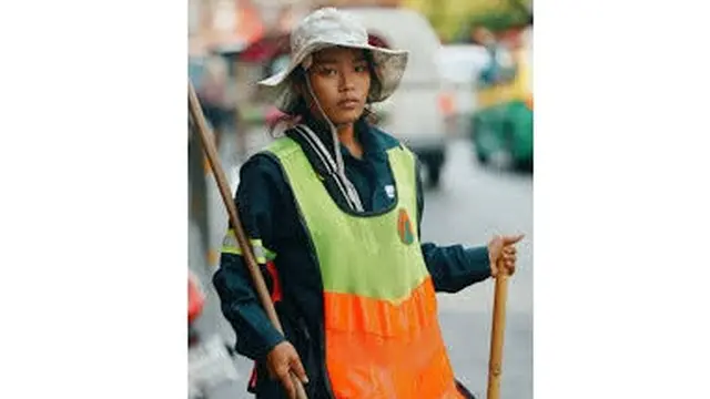 Potret Penyapu Jalanan Bangkok Viral yang Kini Jadi Model