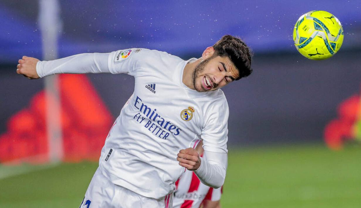 Gelandang Real Madrid, Marco Asensio, menyundul bola saat melawan Athletic Bilbao pada laga Liga Spanyol di Stadion Alfredo Di Stefano, Rabu (16/12/2020). Real Madrid menang dengan skor 3-1. (AP/Bernat Armangue)