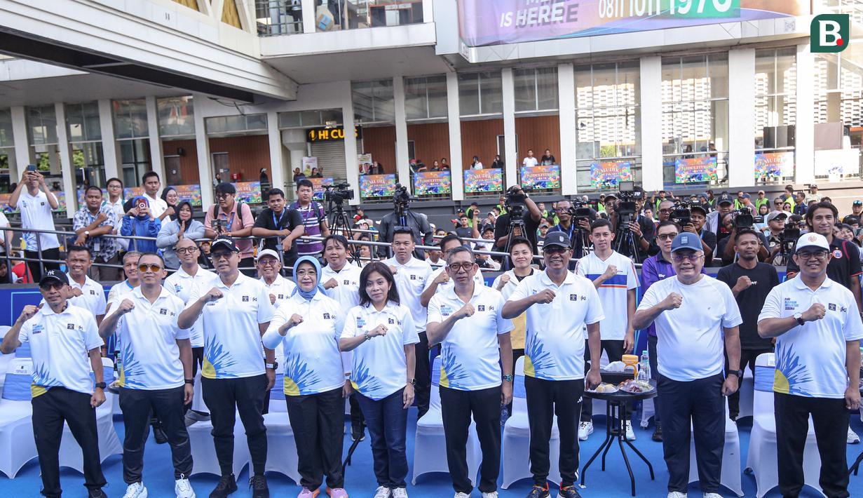 Menteri Hukum Supratman Andi Agtas berserta jajarannya foto bersama pada acara peringatan Hari Kekayaan Intelektual Sedunia 2026 yang berlangsung di Sarinah, Jakarta Pusat pada Minggu (26/4/2026). (Bola.com/Abdul Aziz)