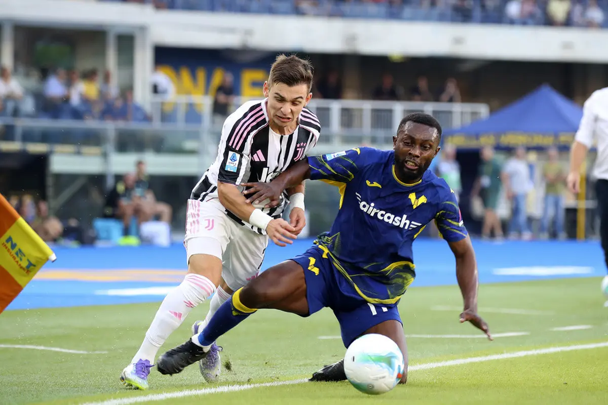 Francisco Conceicao berebut bola dengan Jean Daniel Akpa Akpro di laga Hellas Verona vs Juventus di pekan keempat Serie A 2025/2026 di Marcantonio Bentegodi, Sabtu (20/09/2025) malam WIB. (Paola Garbuioi/LaPresse via AP)