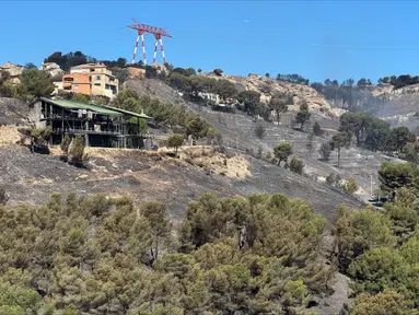 Foto yang menampilkan pemandangan umum area yang terbakar di Distrik L'Estaque, Marseille, selatan Prancis pada 9 Juli 2025, setelah kebakaran hutan melanda daerah yang dekat dengan pusat kota pelabuhan Meditteranean. (Viken KANTARCI/AFP)