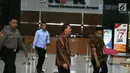 Sekretaris Daerah (Sekda) Jawa Barat Iwa Karniwa usai menjalani pemeriksaan di Gedung KPK, Jakarta, Kamis (29/11). Iwa diperiksa sebagai saksi untuk tersangka DT terkait kasus suap pengurusan izin pembangunan Meikarta. (Liputan6.com/Herman Zakharia)