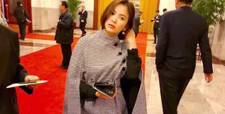 Beberapa waktu, Song Hye Kyo menghadiri acara 'Korea China Trade Economic Partnership' bersama Presiden Korea Selatan, Moon Jae. (foto: instagram.com/hyejoong_song)