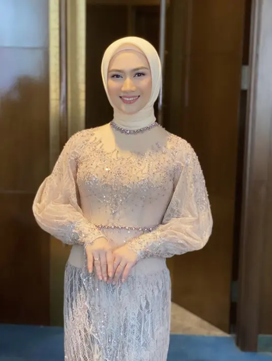 Melody ex JKT 48 juga menjadi salah satu Bridesmaids Lesti, ia tampil dengan makeup flawless. Ia mengenakan kebaya bersiluet baju kurung dengan detail tangan volume sleeves. Dilengkapi detail cuff bertaburkan payet.  Dok. Instagram @guginugraha