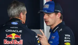 Pembalap Red Bull Racing asal Belanda, Max Verstappen (kanan), berbicara dengan seorang mekanik setelah membawa mobilnya kembali ke garasi karena mundur dari balapan selama Grand Prix F1 Monako di sirkuit jalanan Monako, pada 7 Juni 2026. (Yves Herman/POOL/AFP)