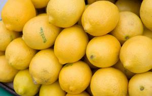 Lemon dapat untuk meringankan warna kulit dan juga mengurangi bekas jerawat. Gosok bagian dalam kulit lemon pada siku Anda dapat menghilangkan flek hitam. Campuran lemon dan madu dapat digunakan sebagai pemutih alami pada kulit. (AFP PHOTO/SAUL LOEB)