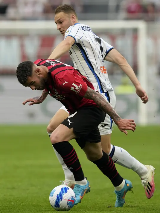Pemain Atalanta Teun Koopmeiners (kanan) berebut bola dengan pemain AC Milan Theo Hernandez pada pertandingan sepak bola Serie A di Stadion San Siro, Milan, Italia, 15 Mei 2022. AC Milan menang 2-0. (AP Photo/Antonio Calani)