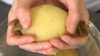 Beragam cara untuk mengupas kentang bermunculan. Salah satunya wanita ini, yang memproklamirkan cara uniknya tanpa menggunakan alat. Keren! 