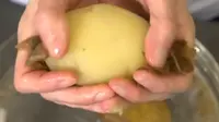 Keren! Wanita Ini Kupas Kentang Tanpa Alat
