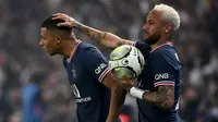 Kylian Mbappe dan Neymar. Di Liga Prancis, tim penuh bintang Paris Saint-Germain juga punya duet bomber menakutkan pada sosok Kylian Mbappe dan Neymar pada musim 2021/2022. Kylian Mbappe tampil luar biasa dengan membukukan 28 gol serta 19 assists. Sementara Neymar sukses mencetak 13 gol dan 6 assists. (AFP/Anne-Christine Poujoulat)