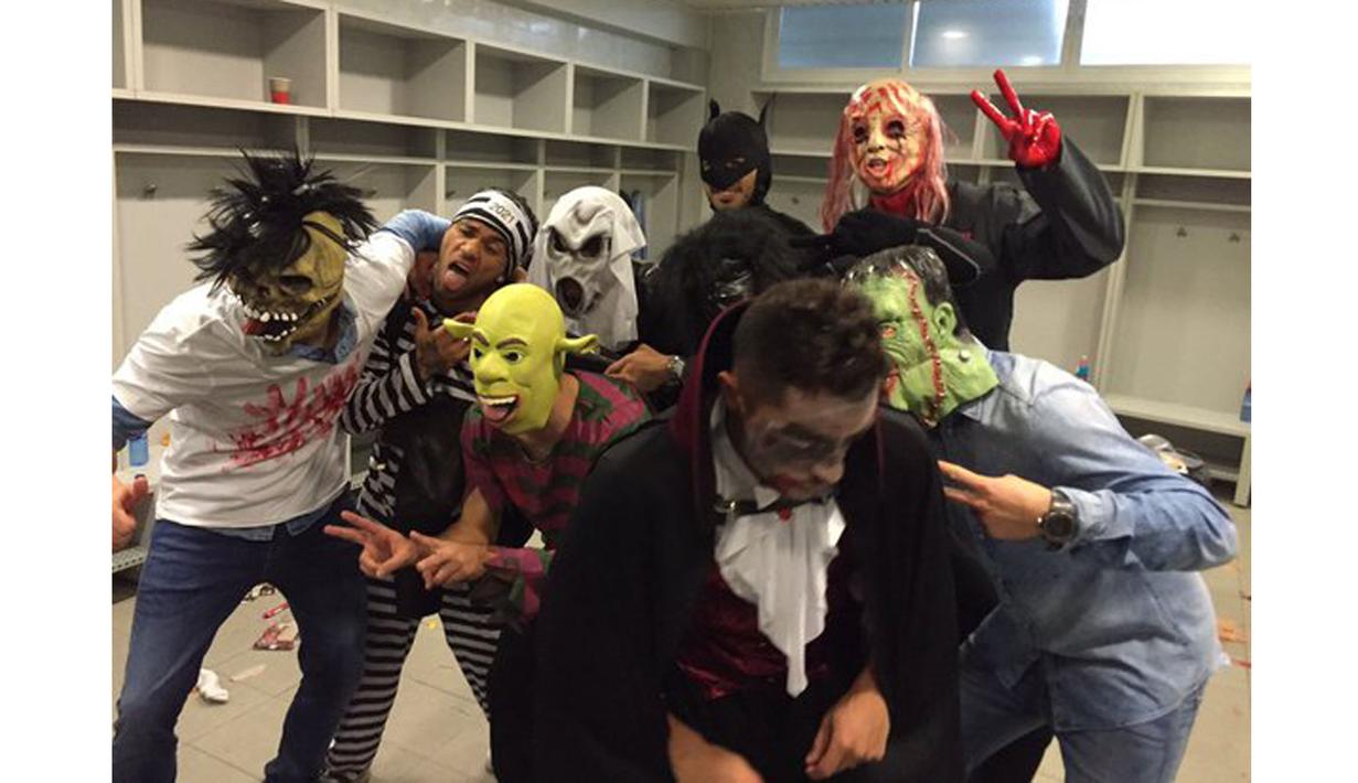 Para pemain Barcelona menggunakan kostum unik yang merupakan bagian dari pesta Halloween bertema Barcaween pada Sabtu (31/10/2015). (FCBARCELONA.COM)